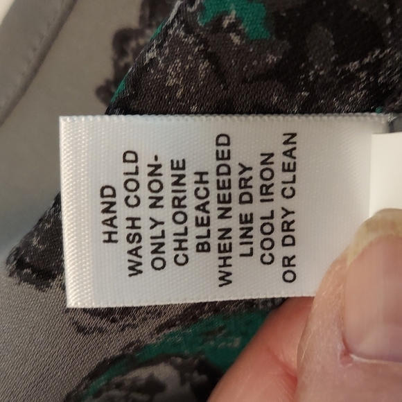 Banana Republic Ladies blouse 100% silk gray with black and green design - Picture 6 of 7